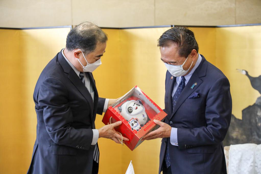 孔大使は訪問の記念に北京冬季五輪のマスコット冰墩墩のキャラクターグッズを贈られた
